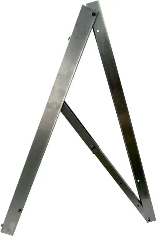 Aufstellgerüst aus Metall mit zwei schrägen Stützen, geeignet für flexibles Querformat. Von der Marke Wolf.